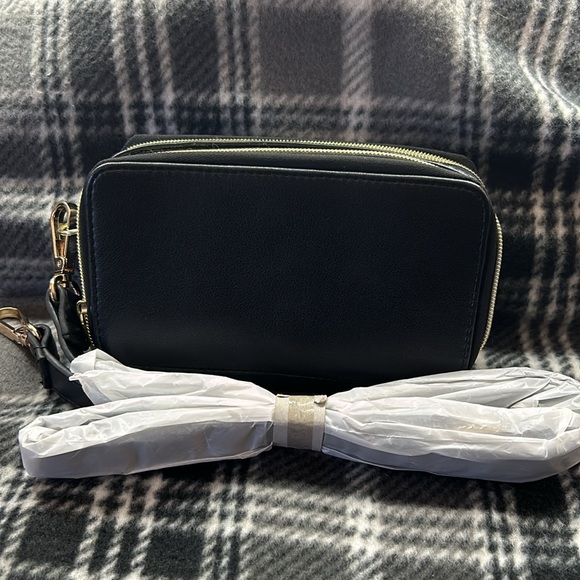 Adrienne Vittadini Studio  Cross body with charging pack - Picture 4 of 16